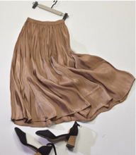 Load image into Gallery viewer, Pleated skirt, high waist, pearly shiny surface and silky drape
