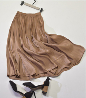 Pleated skirt, high waist, pearly shiny surface and silky drape