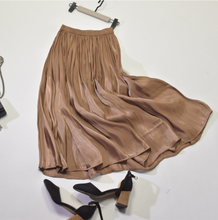 Load image into Gallery viewer, Pleated skirt, high waist, pearly shiny surface and silky drape
